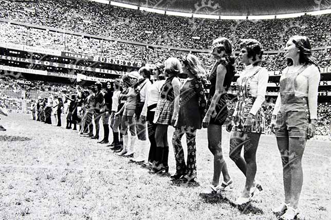 México 1971 - Jugadoras en la cancha vestidas de civiles